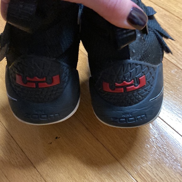 LeBron basketball sneakers - Picture 3 of 3